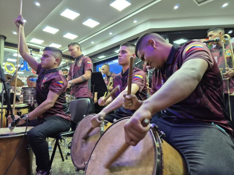 Entre risas y compañerismo los trabajadores del Ministerio del Poder Popular para Hábitat y Vivienda disfrutaron una tarde gaitera