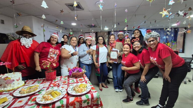 Las oficinas de Construpatria S.A. se vistieron de tradiciones y creatividad con el concurso de decoración navideña