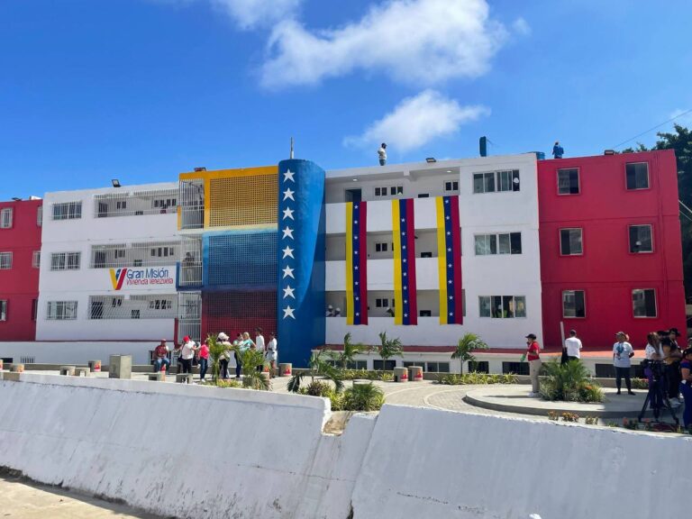 Gobierno Bolivariano realiza inspección en los avances finales del Urbanismo Rómulo Gallegos de Catia la Mar
